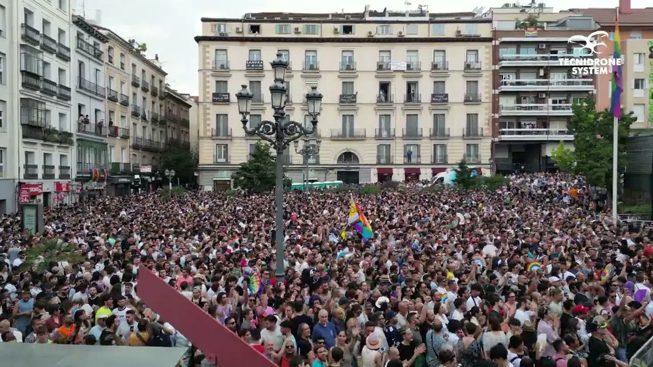 Una multitud en una plaza del centro de Madrid durante el Orgullo