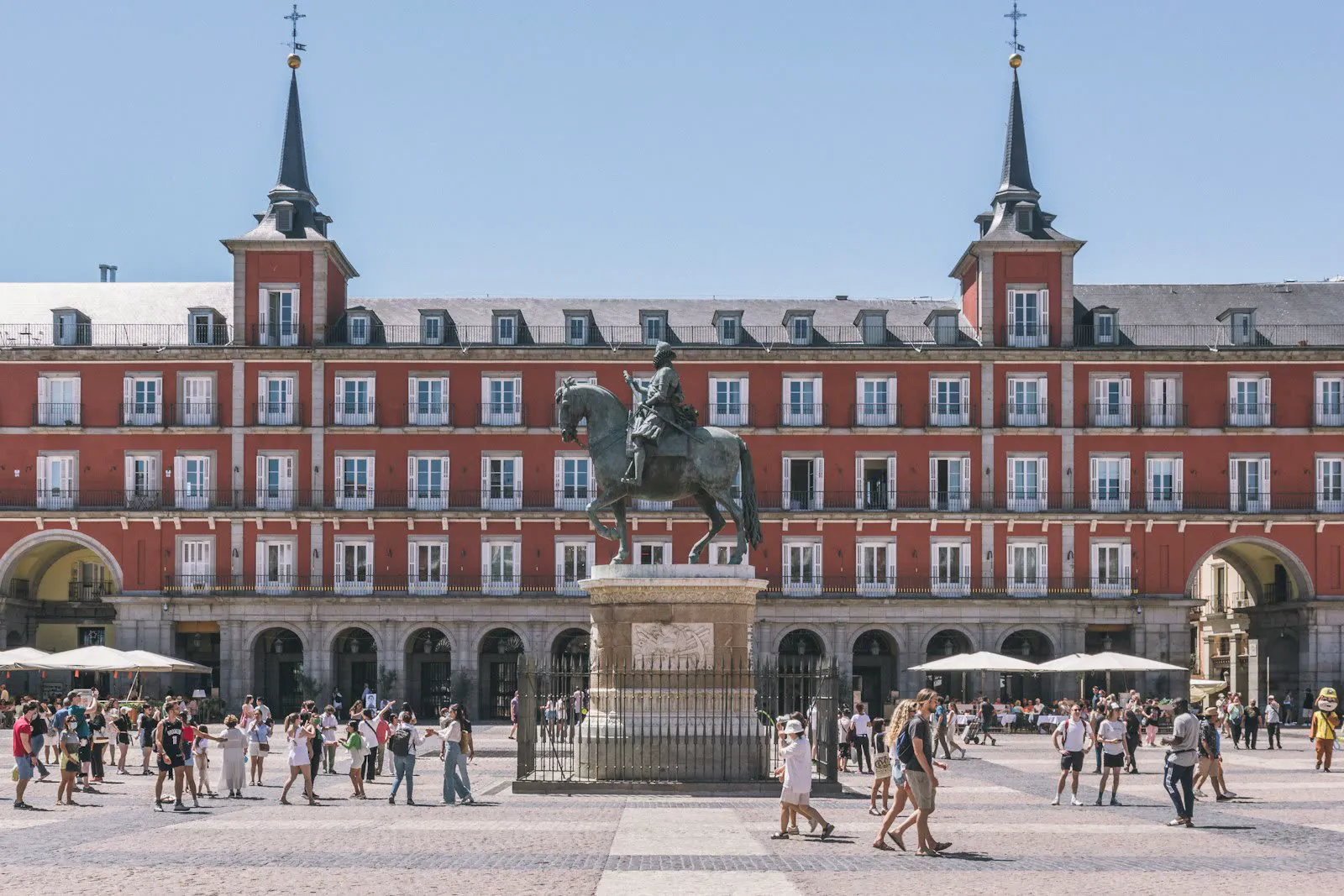 La Plaza Mayor de Madrid con la estatua de Felipe III