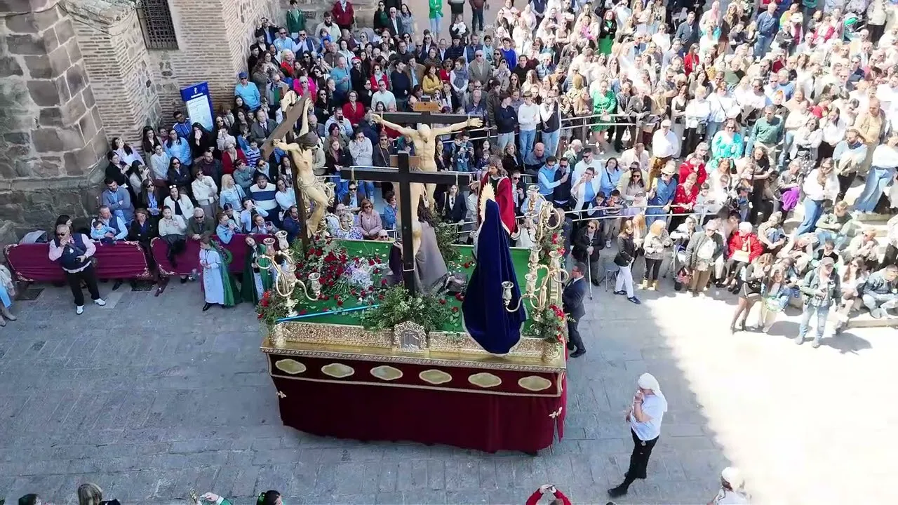 Un paso de Semana Santa rodeado de público, visto desde el aire